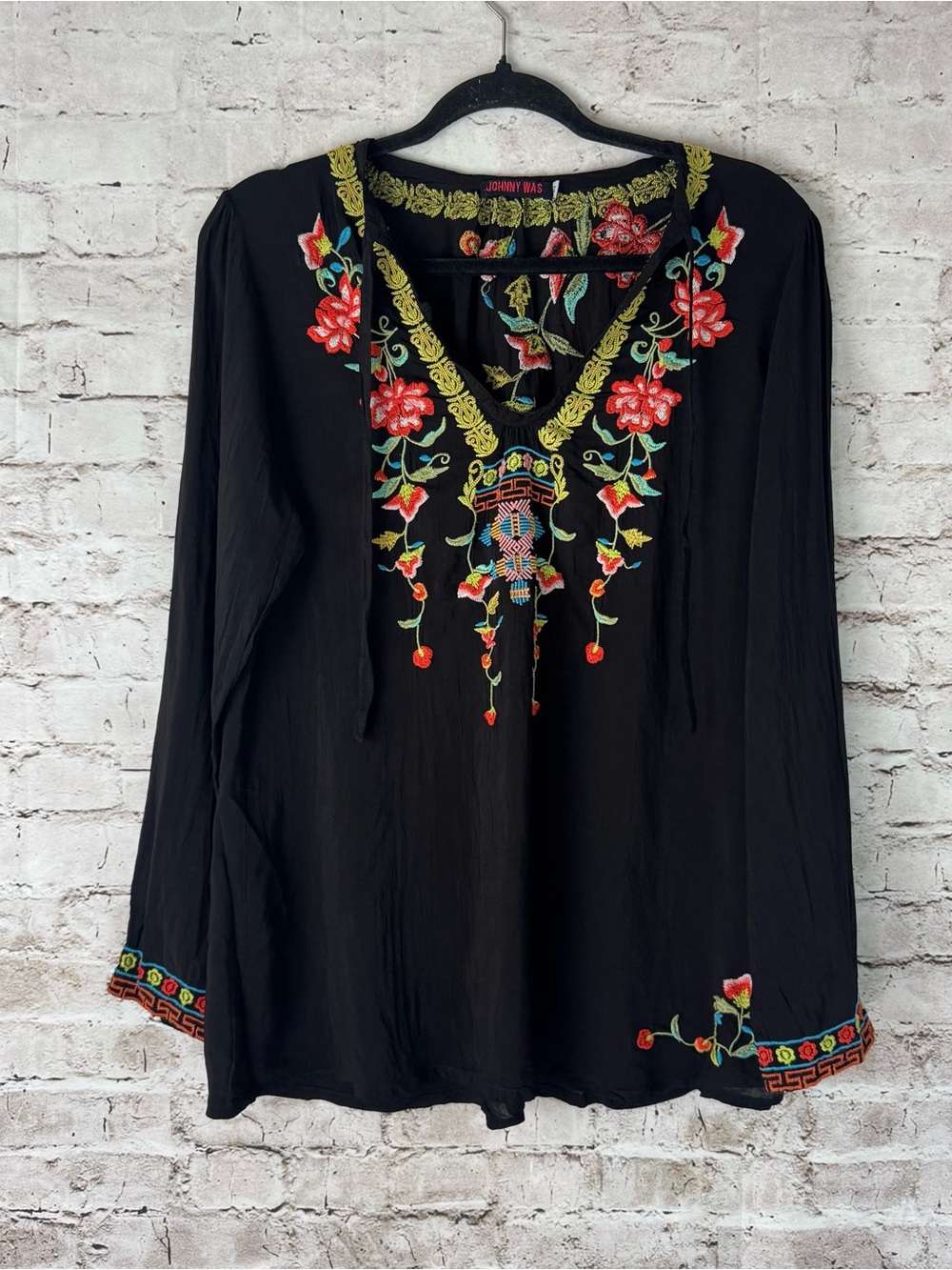 Johnny Was Women's Medium Suko V-Neck Embroidered Blouse Long Sleeve Rayon M Med